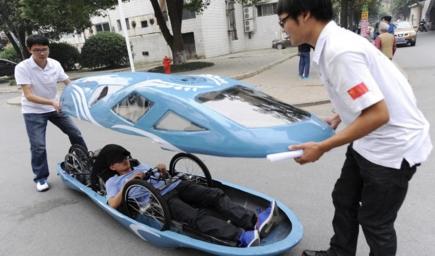 1 - مركبة موفرة للوقود تسير من صناعة طلاب جامعة هونان الصينية وتبلغ سرعتها القصوى 37 كيلومتراً في الساعة وكلفتها حوالي 8,000 دولار