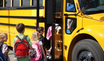  تطبيق قانون جديد، يساوي في العقوبة بين قطع إشارة المرور وعدم الوقوف لحافلات المدارس