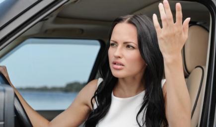 النساء يغضبن أكثر من الرجال أثناء القيادة