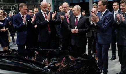  الرئيس بوتين أثناء مشاركته في مراسم تدشين أول مصنع لمجموعة سيارات دايملر بنز