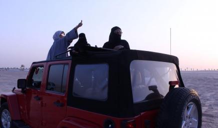  30 شابة سعودية بسياراتهن "الجيب" ذات الدفع الرباعي إلى صحراء المنطقة الشرقية 