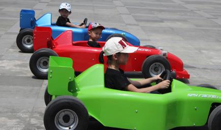 جذب أكثر من 100 شخص للمنافسة في سباق سيارات لعب الأطفال