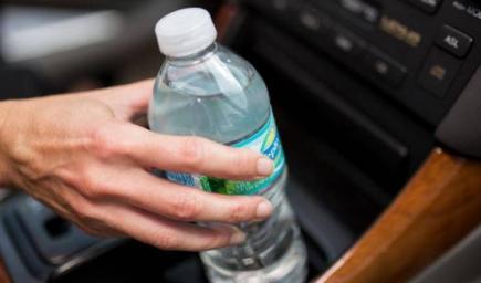 الحرص على توفير كمية كافية من المياه داخل السيارة لتفادي العطش