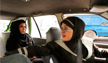 المرأة السعودية تقود سيارة الاجرة العائلية قريبا