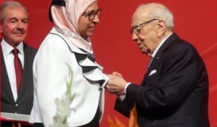 الرئيس التونسي الباجي قايد السبسي يكرم حياة هنيد ويوسمها