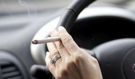 التخلص من رائحة السجائر في السيارة