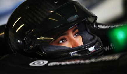ريما الجفالي أول سعودية تحترف سباقات الفورمولا دوليا بإصرار