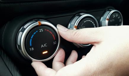 عادة ما يقضي السائقون 10 دقائق في انتظار تدفئة السيارة في الشتاء