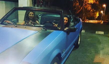 سميرة حدوشي في سيارتها رفقة ابنتها صفاء