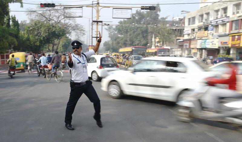 اشتهر شرطي المرور الهندي "براتاب شاندرا" برقصاته المتميزة