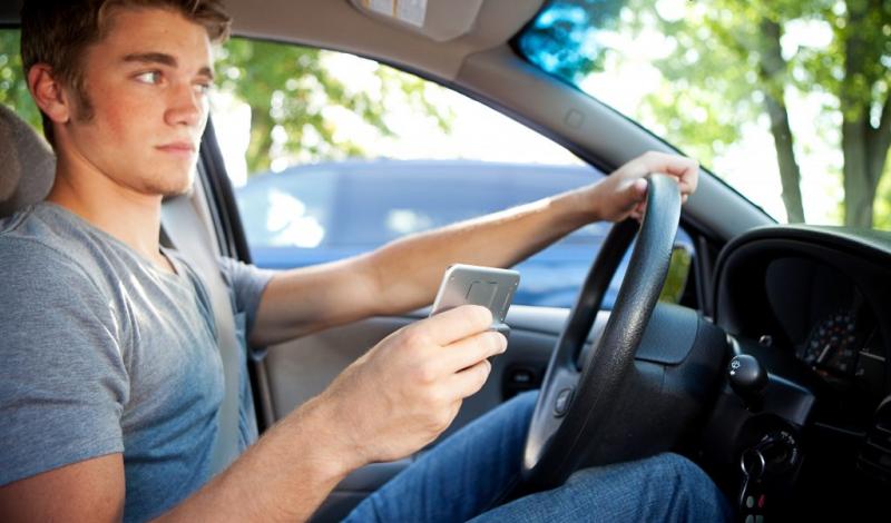 نظر قائد السيارة إلى شاشة هاتفه الذكي لمدة ثانية واحدة تهدد حياتة