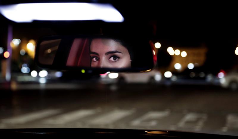  رشا مهدي أول فنانة مصرية تقود سيارتها داخل السعودية