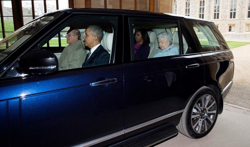 الرئيس الأمريكي الأسبق باراك أوباما وزوجته ميشيل مع ملكة بريطانيا وزوجها بسيارة الرينج روفر