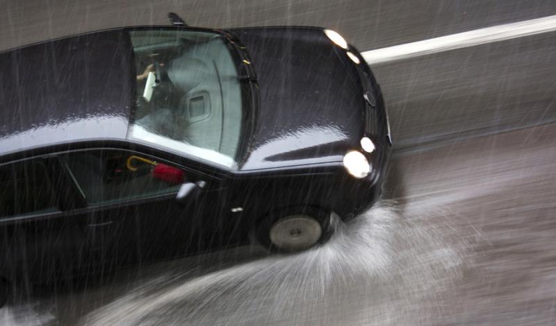 فتيات يقدن سيارتهن تحت أمطار جدة 