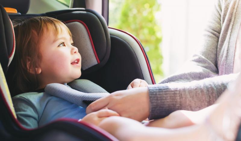  المقاعد الخاصة بالأطفال في السيارة وأحزمة الأمان