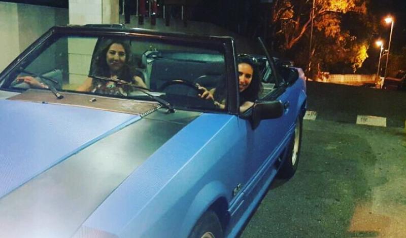 سميرة حدوشي في سيارتها رفقة ابنتها صفاء